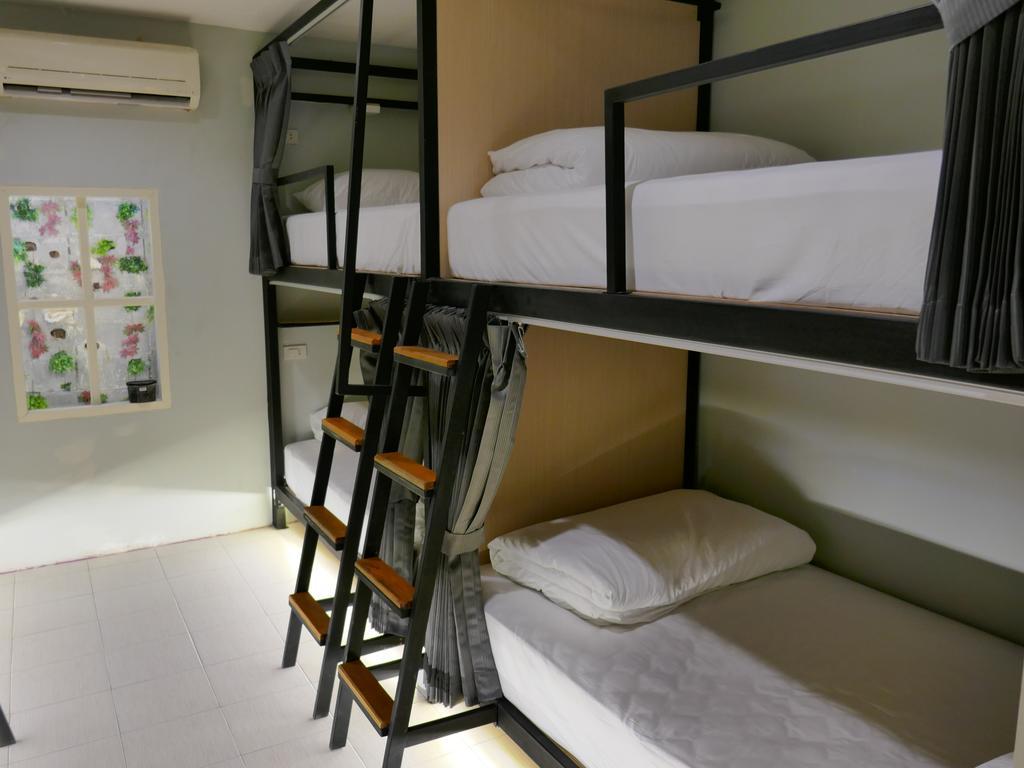 First 1 Boutique Hostel At Sukhumvit 1 Bangkok Exterior photo