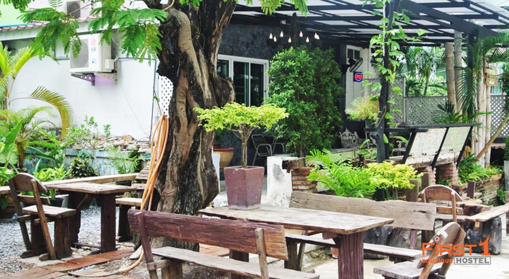 First 1 Boutique Hostel At Sukhumvit 1 Bangkok Exterior photo