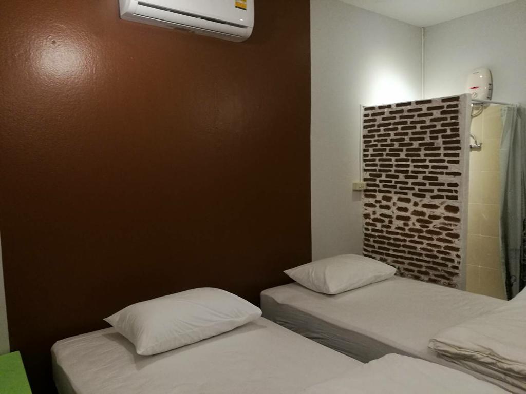 First 1 Boutique Hostel At Sukhumvit 1 Bangkok Exterior photo