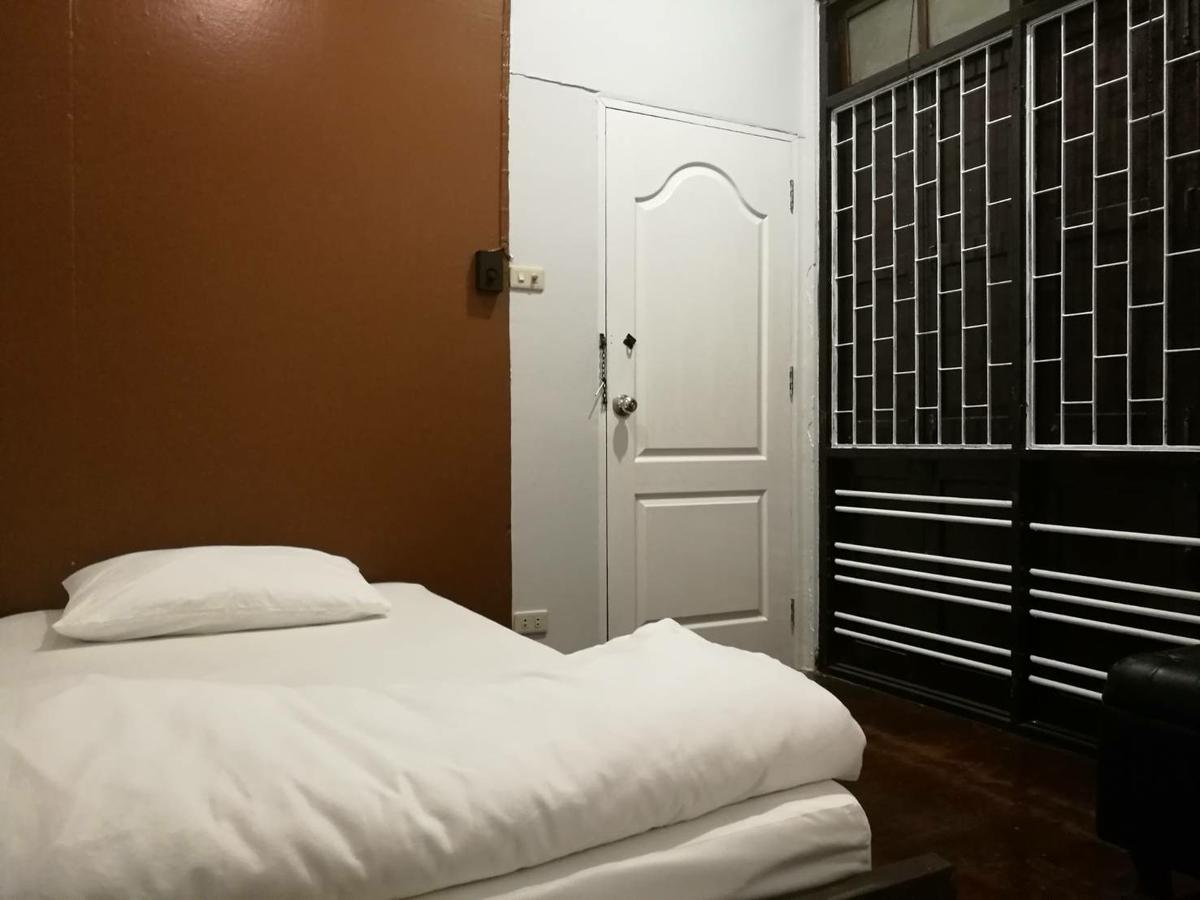 First 1 Boutique Hostel At Sukhumvit 1 Bangkok Exterior photo