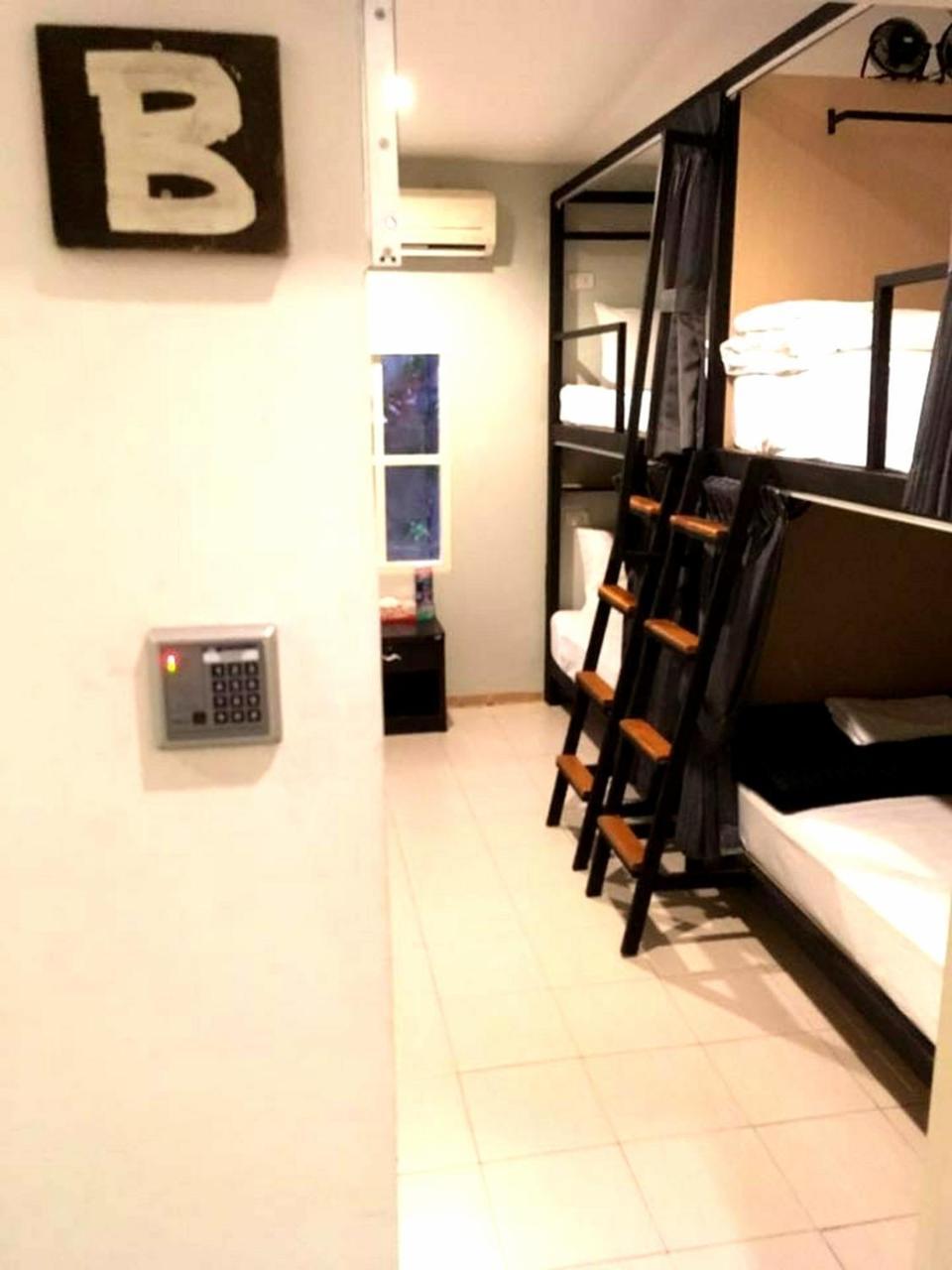 First 1 Boutique Hostel At Sukhumvit 1 Bangkok Exterior photo