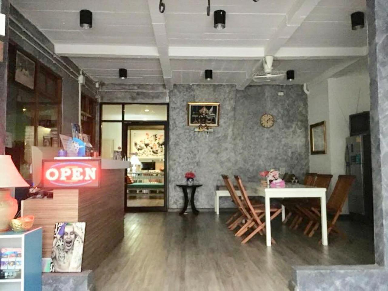 First 1 Boutique Hostel At Sukhumvit 1 Bangkok Exterior photo