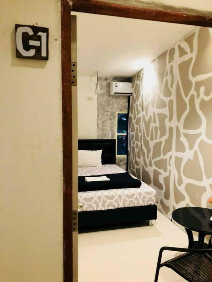 First 1 Boutique Hostel At Sukhumvit 1 Bangkok Exterior photo